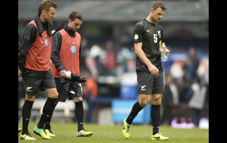 Los seleccionados neozelandeses terminaron del primer partido con un evidente golpe animico. AFP /