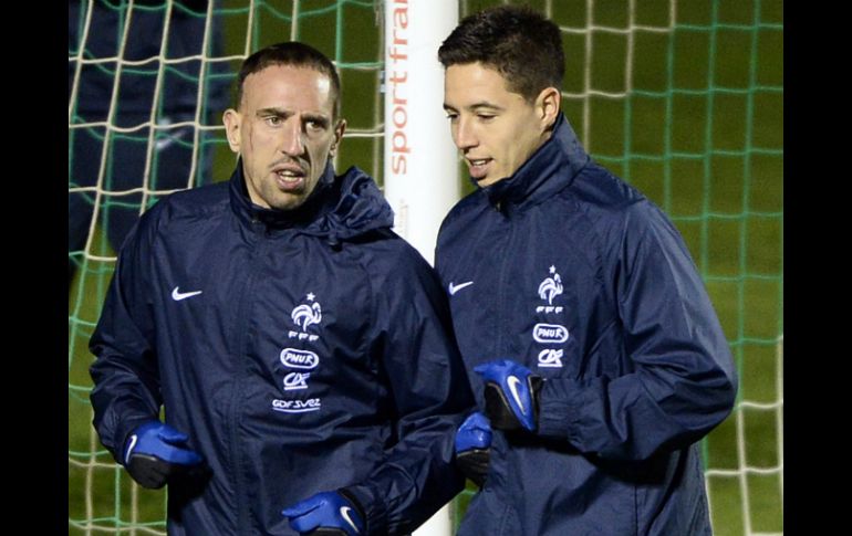 Franck Ribery (I) confía en que la selección francesa estará en el Mundial de Brasil. ARCHIVO /