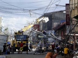 La ayuda en Filipinas ha sido limitada por los daños causados a redes eléctricas y destrucción de caminos y carreteras. EFE /