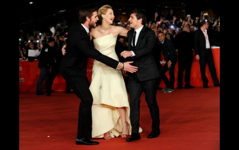 Jennifer Lawrence, Liam Hemsworth y Josh Hutcherson, desfilaron en la alfombra roja ARCHIVO /