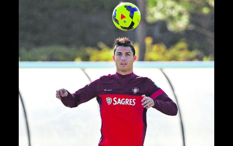 Cristiano Ronaldo encabeza a un Portugal favorito a clasificarse ante Suecia, que llega invicta al repechaje. EFE /