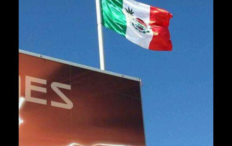 La bandera fue colocada en la tienda de McLaren. Tomada de Twitter. ESPECIAL /