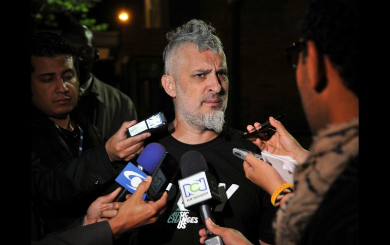 José Pelazzo, productor del rockero Charly García, habla ante la prensa sobre la salud del músico argentino. AFP /