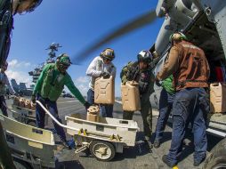 Aterrizaje de un helicóptero cargado de ayuda humanitaria en Filipinas. EFE /