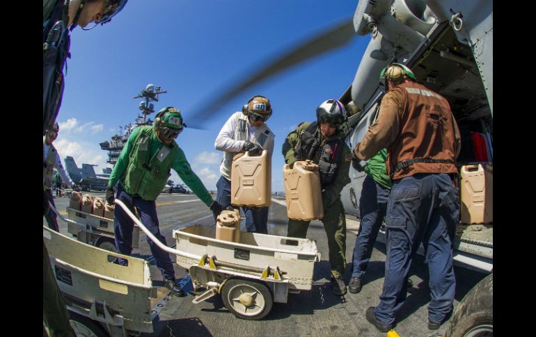 Aterrizaje de un helicóptero cargado de ayuda humanitaria en Filipinas. EFE /