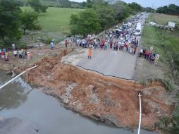 En Tabasco, el puente que atravesaba un arroyo se colapsó tras las fuertes tormentas. ARCHIVO /