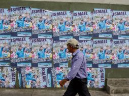 Publicidad electoral en una calle de Caracas. Los candidatos tienen hasta   el 5 de diciembre para presentar sus propuestas y planes. EFE /