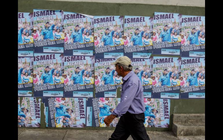 Publicidad electoral en una calle de Caracas. Los candidatos tienen hasta   el 5 de diciembre para presentar sus propuestas y planes. EFE /