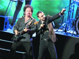 El ex Beatle aterrizó en Guadalajara con la All Starr Band, que incluye a músicos como el ex guitarrista de Toto Steve Lukather (izq).  /