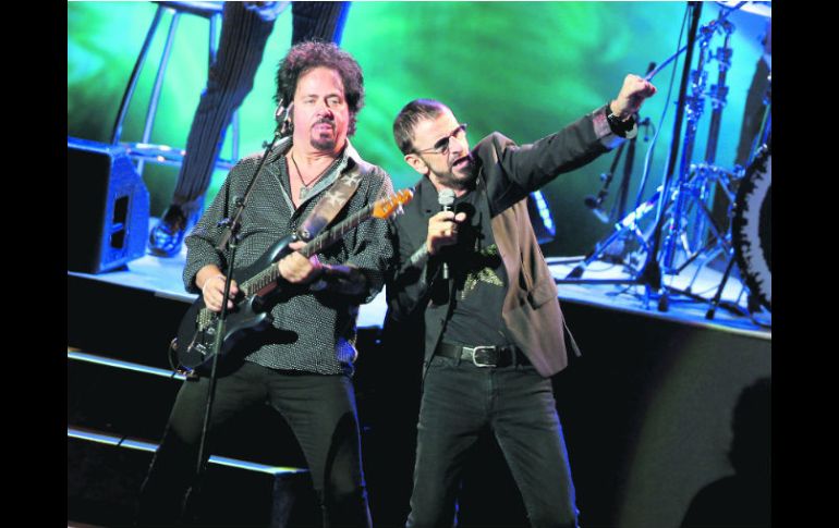 El ex Beatle aterrizó en Guadalajara con la All Starr Band, que incluye a músicos como el ex guitarrista de Toto Steve Lukather (izq).  /