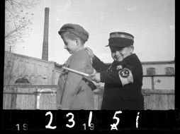 Fotografía de niños jugando al gendarme y al ladrón de la exposición ''Regards sur les ghettos''. EFE /