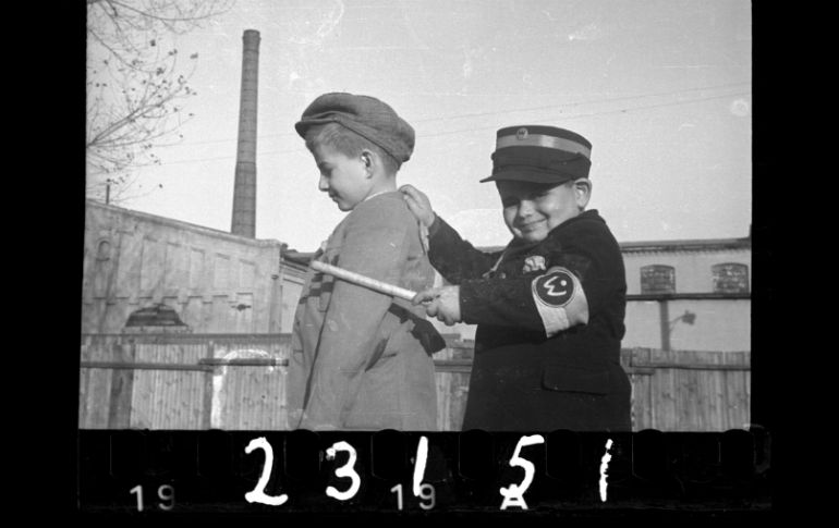 Fotografía de niños jugando al gendarme y al ladrón de la exposición ''Regards sur les ghettos''. EFE /