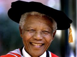 Mandela ejerció un mandato de cinco años como presidente de Sudáfrica y luego se dedicó a obras de caridad. ARCHIVO /