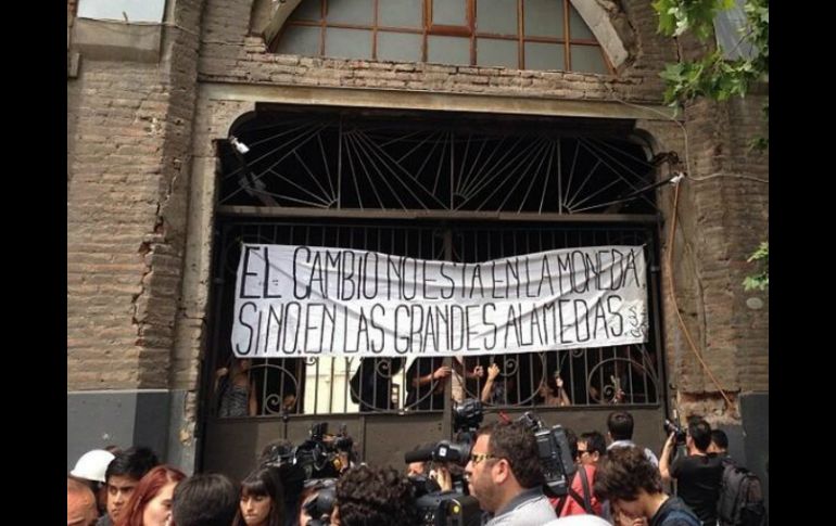 Aclaran que es una toma simbólica, muestra de su posición de resistencia y de descontento. ESPECIAL /