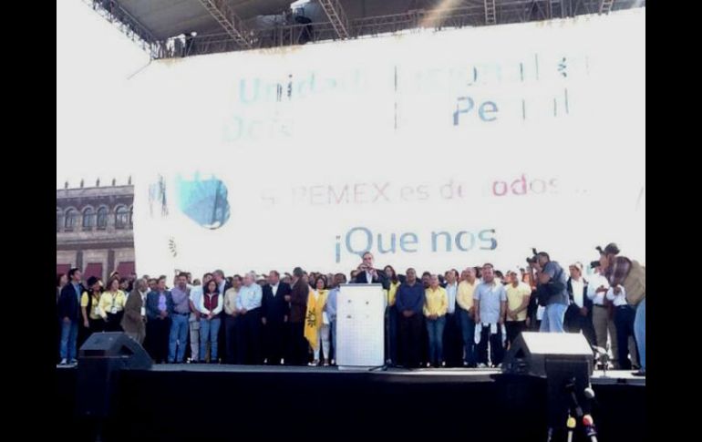 ''Hoy venimos con gusto a sumarnos en la defensa del petróleo'', declaró Mancera en el podio instalado en el Zócalo.@PRDmexico ESPECIAL /