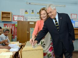 El presidente de Chile, Sebastián Piñera, y su esposa emiten su voto en las elecciones generales. AFP /