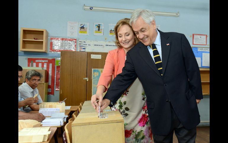 El presidente de Chile, Sebastián Piñera, y su esposa emiten su voto en las elecciones generales. AFP /