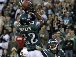 Brandon Boykin de las Águilas intercepta un pase de los Pieles Rojas durante el partido. AP /