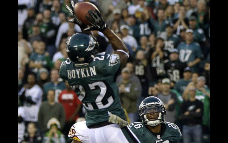 Brandon Boykin de las Águilas intercepta un pase de los Pieles Rojas durante el partido. AP /