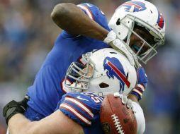 El defensa Jairus Byrd celebra con su compañero la derrota de los Jets. AP /