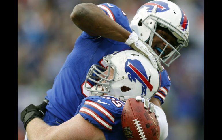 El defensa Jairus Byrd celebra con su compañero la derrota de los Jets. AP /