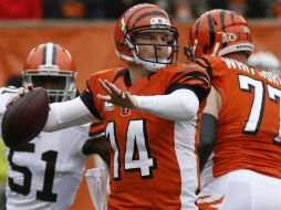 Andy Dalton ayuda a los Bengalíes a conseguir el triunfo durante el partido contra los Cafés. AP /