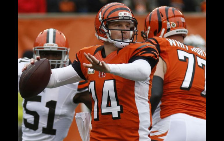 Andy Dalton ayuda a los Bengalíes a conseguir el triunfo durante el partido contra los Cafés. AP /