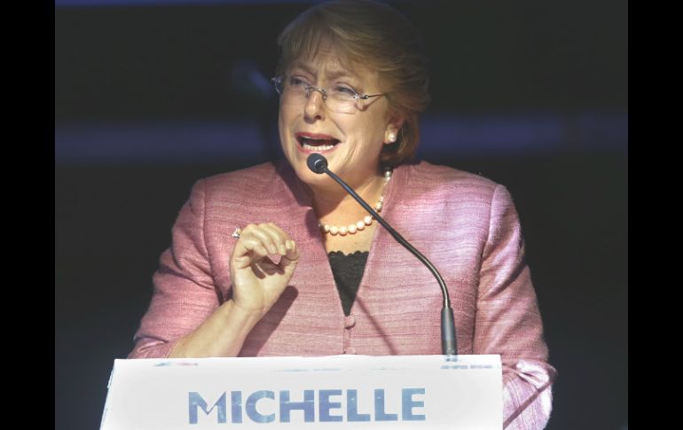 Michelle Bachelet se quedó a poco más de tres puntos para ganar por mayoría absoluta en los comicios presidenciales. AP /