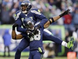 Byron Maxwell celebra con uno de sus compañeros luego de que éste hiciera una anotación. AP /