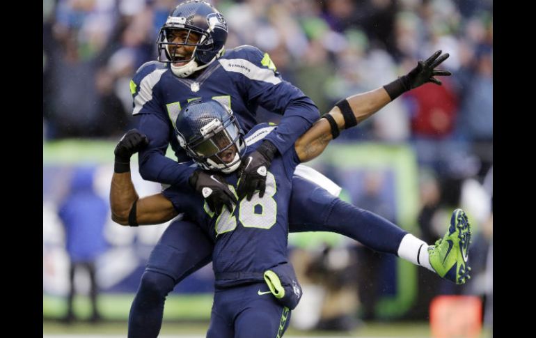 Byron Maxwell celebra con uno de sus compañeros luego de que éste hiciera una anotación. AP /