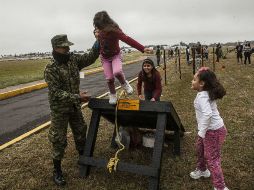 En las instalaciones de la Base Aérea Militar No. 5 se colocó una pista de obstáculos para niños.  /