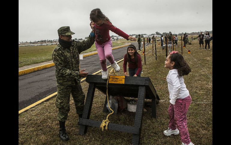 En las instalaciones de la Base Aérea Militar No. 5 se colocó una pista de obstáculos para niños.  /