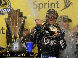 Jimmie Johnson durante su celebración por haber ganado su sexto campeonato de la Nascar. AFP /