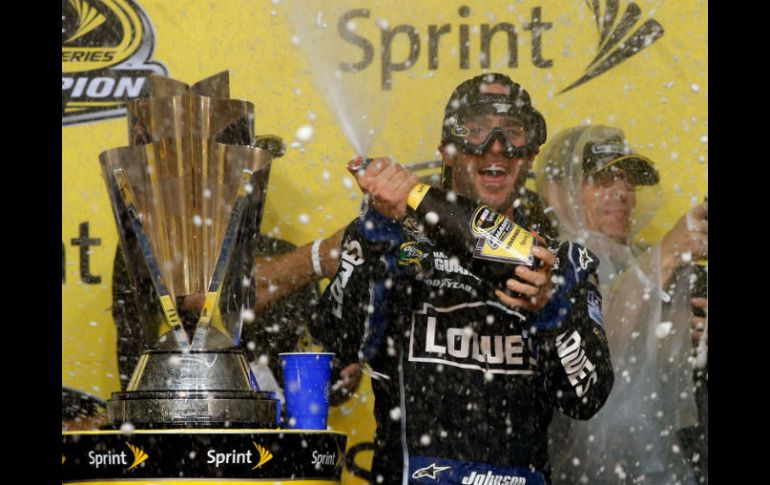 Jimmie Johnson durante su celebración por haber ganado su sexto campeonato de la Nascar. AFP /