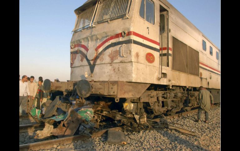 Mientras que la policía afirma que el tren transportaba pasajeros, la dirección de Ferrocarriles indica que era tren de carga. ARCHIVO /