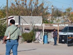 Miembros de la policía estatal montan una guardia a las afueras de la casa donde sucedió el multihomicidio. AFP /