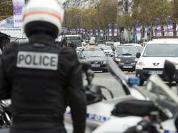 Efectivos de la policía fueron desplegados el  lunes delante de las sedes de los grandes medios de información de París. AFP /