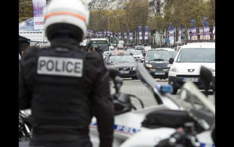 Efectivos de la policía fueron desplegados el  lunes delante de las sedes de los grandes medios de información de París. AFP /