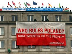 Greenpeace desplegó una pancarta con el mensaje: ''¿Quién manda en Polonia?. ¿La industria del carbón o el pueblo?''. AFP /