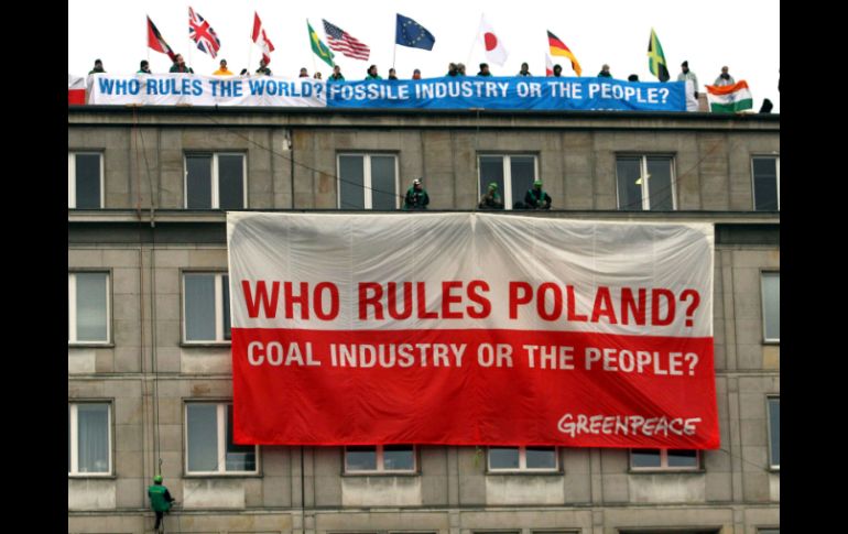 Greenpeace desplegó una pancarta con el mensaje: ''¿Quién manda en Polonia?. ¿La industria del carbón o el pueblo?''. AFP /