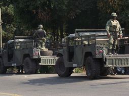 En distintos hechos, sobre el libramiento de Pantla-Zihuatanejo, una camioneta particular chocó con un camión militar, hubo un muerto. ARCHIVO /