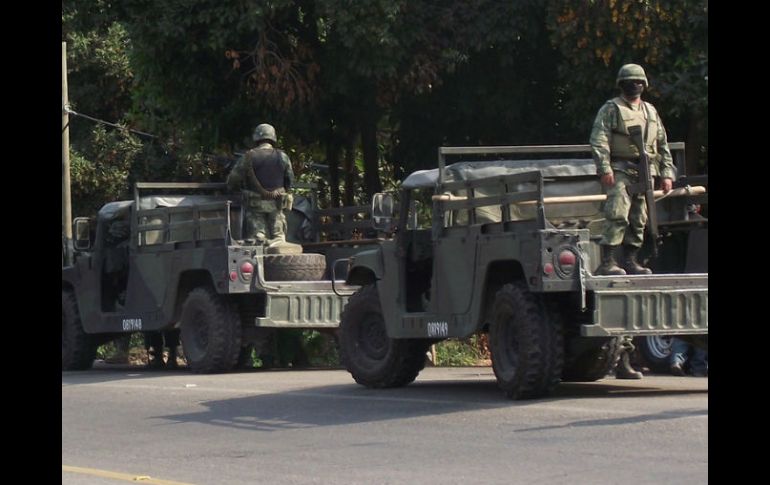 En distintos hechos, sobre el libramiento de Pantla-Zihuatanejo, una camioneta particular chocó con un camión militar, hubo un muerto. ARCHIVO /