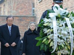 El secretario coloca una ofrenda floral dedicada a las víctimas del nazismo en el conocido 'Muro de la Muerte'. AP /