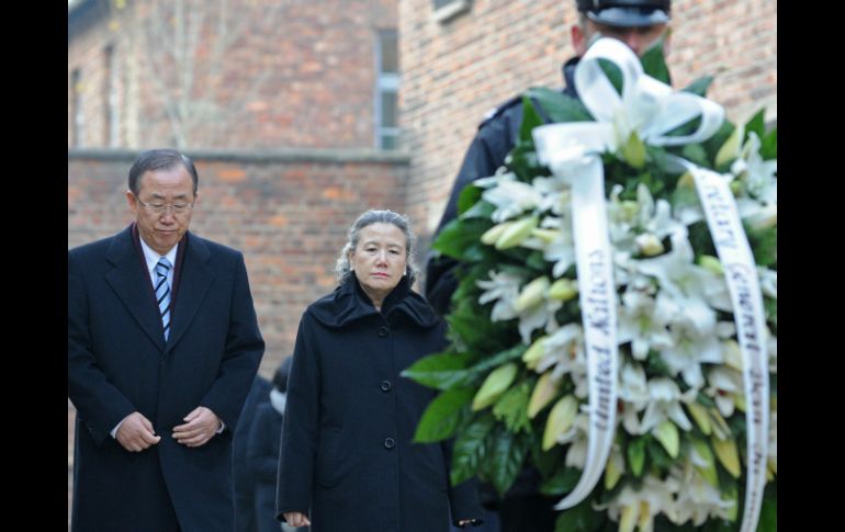 El secretario coloca una ofrenda floral dedicada a las víctimas del nazismo en el conocido 'Muro de la Muerte'. AP /