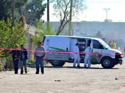 Peritos forenses investigan en la vivienda donde ocho personas, entre ellas tres niños, fueron asesinadas a puñaladas. EFE /