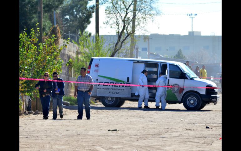 Peritos forenses investigan en la vivienda donde ocho personas, entre ellas tres niños, fueron asesinadas a puñaladas. EFE /