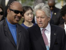 Stevie Wonder (i) reconocido como el Defensor del Año, y el actor Michael Douglas (d) como Ciudadano Global de Año. ESPECIAL /