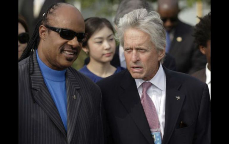 Stevie Wonder (i) reconocido como el Defensor del Año, y el actor Michael Douglas (d) como Ciudadano Global de Año. ESPECIAL /