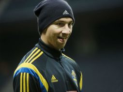 Zlatan Ibrahimovic durante el entrenamiento de su equipo aseguró a un periodista que él es Dios. EFE /