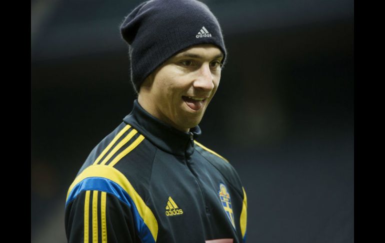 Zlatan Ibrahimovic durante el entrenamiento de su equipo aseguró a un periodista que él es Dios. EFE /